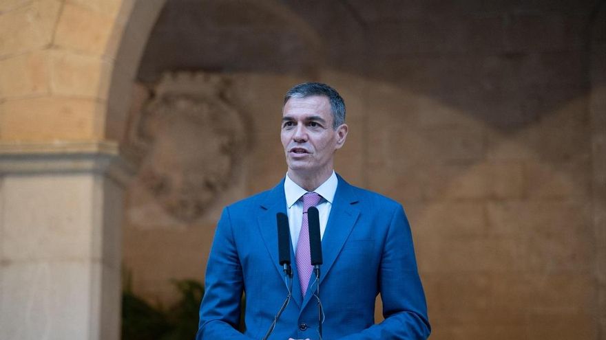 El presidente del Gobierno, Pedro Sánchez, comparece ante los medios de comunicación tras su despacho con el Rey Felipe VI, en el Palacio Real de la Almudaina, a 29 de julio de 2026, en Palma de Mallorca, Baleares (España).