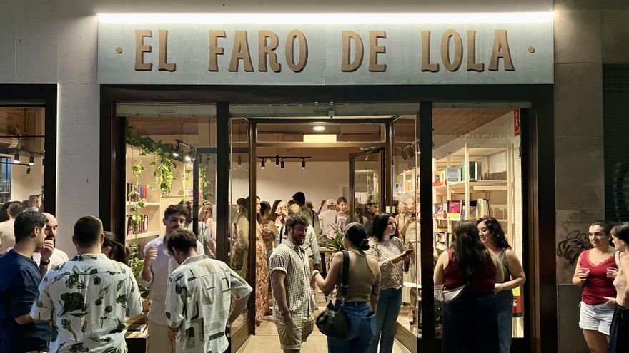 Exterior de El faro de Lola durante su inauguración