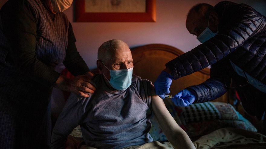 El enfermero José Ramón administra a un hombre la tercera dosis de la vacuna contra el coronavirus, en un domicilio de Avión (Ourense).