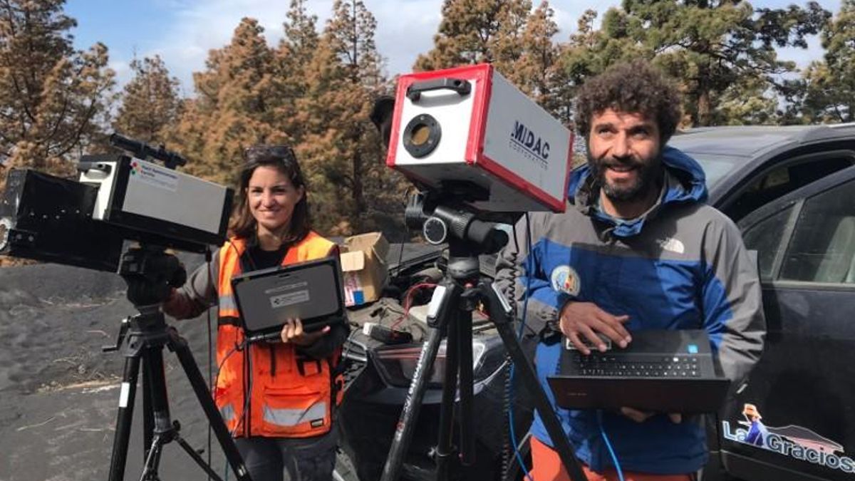 María Asensio-Ramos (Involcan) & Alessandro La Spina (INGV), realizando medidas de la composición química del penacho volcánico de la erupción del Tajogaite con sensores ópticos remotos tipo OP-FTIR.