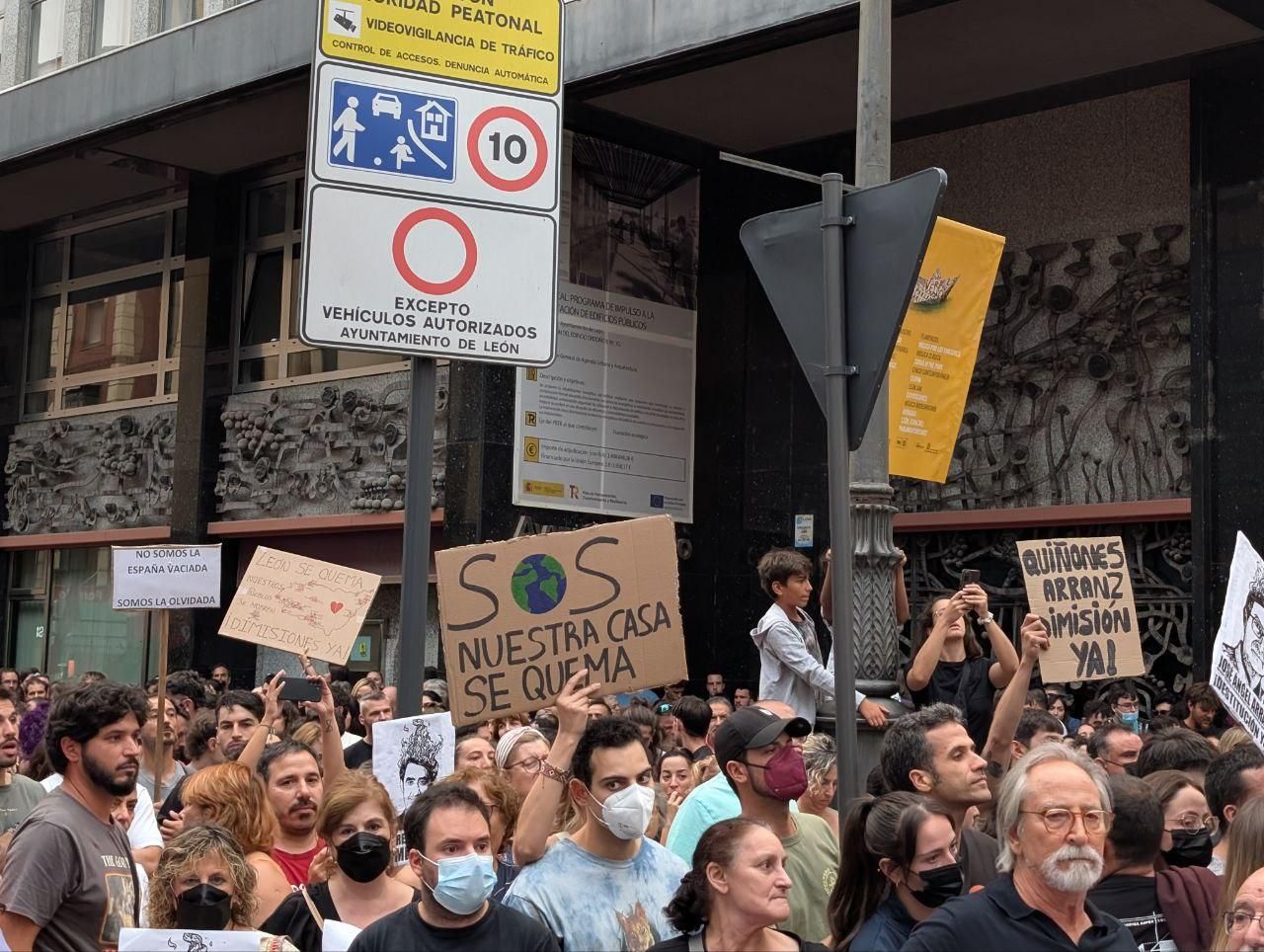 Las pancartas de la indignación en León por los mayores incendios forestales de la historia