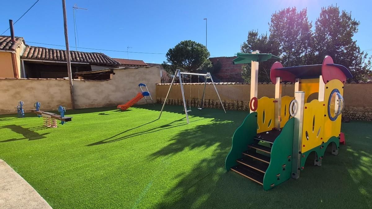 La dotación de juegos del parque infantil en las viejas Escuelas de Villamoros de Mansilla.