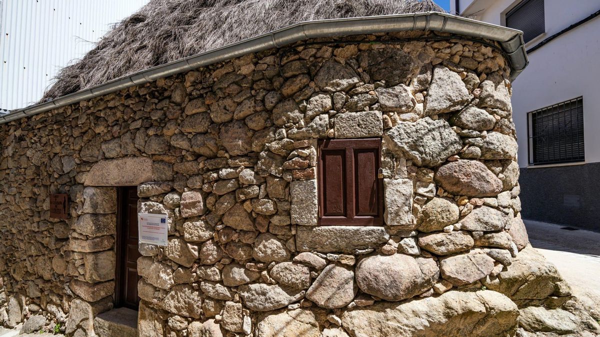 Exterior del modesto edificio en piedra y paja en la cubierta, antes del fuego