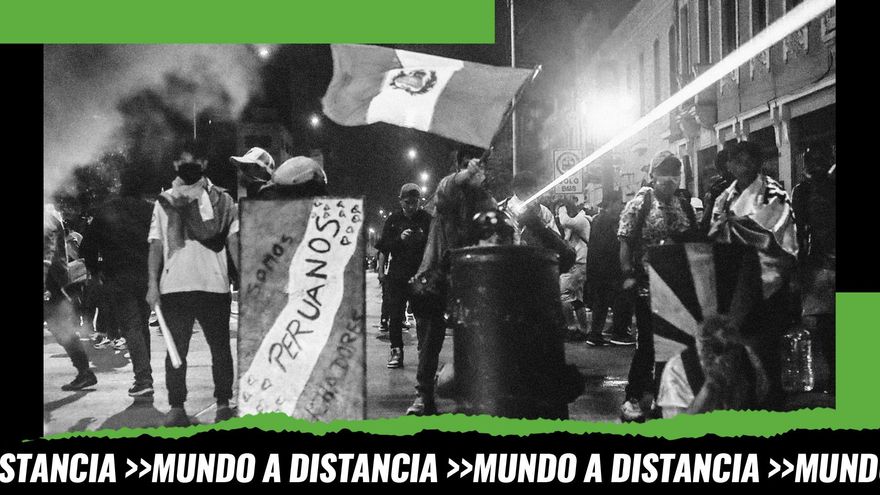 Cientos de manifestantes son vistos en una calle del centro de Lima (Perú), en una fotografía de archivo. 