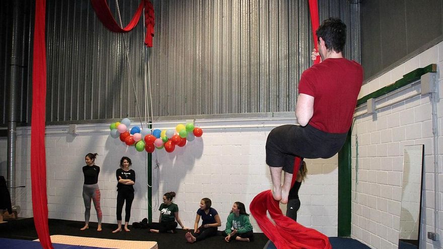Clases de circo en La Pequeña Nave. / Peio García / ICAL