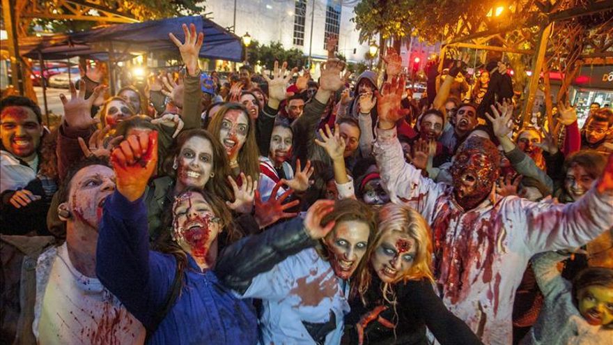 Unos 200 "zombis" llenan las calles de Badajoz para dinamizar el comercio