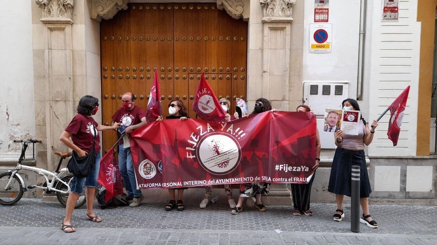Concentración contra el alcalde de Sevilla, justo antes del comienzo del debate