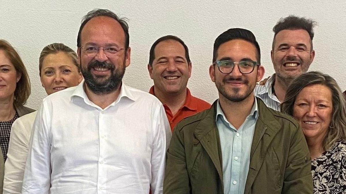 Xavier Jorge, de Ciudadanos (izquierda), y Héctor Troyano, del PP (derecha), tras firmar el pacto de gobierno de Vilamarxant.