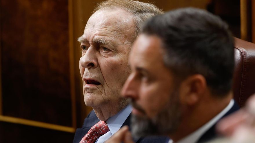 El profesor Ramón Tamames (i), acompañado del líder de Vox, Santiago Abascal (d).