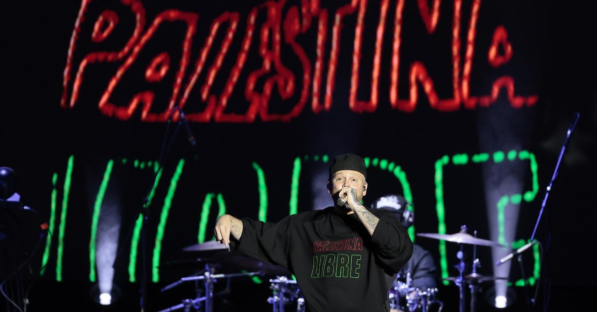 Residente sube al escenario a una familia de Gaza en México y el público responde con un grito unánime: “Palestina libre”