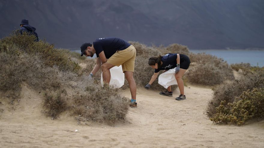 Voluntarios, recogiendo basuras de la costa de La Graciosa