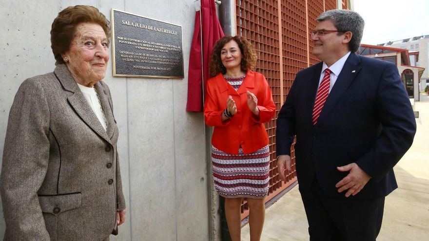 César Sánchez / Ical. La alcaldesa de Ponferrada, Gloria Fernández Merayo (C), junto al alcalde de Bilbao, Juan Mari Aburto, y la nieta de Julio Lazurtegui, Isabel Lazurtegui (I), durante el acto de homenaje a la figura de Julio de Lazúrtegui en Ponferrada.