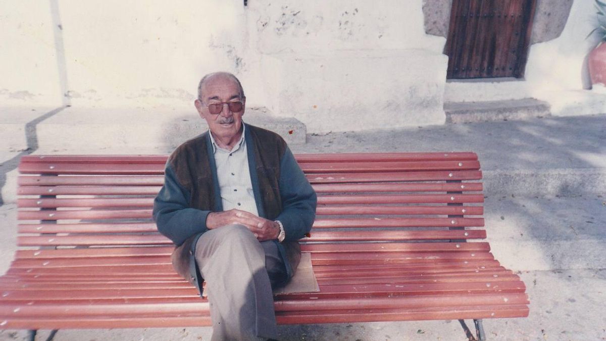 Juan Tejera en un banco de la plaza de Jinámar, en Telde, muy cerca de su casa.