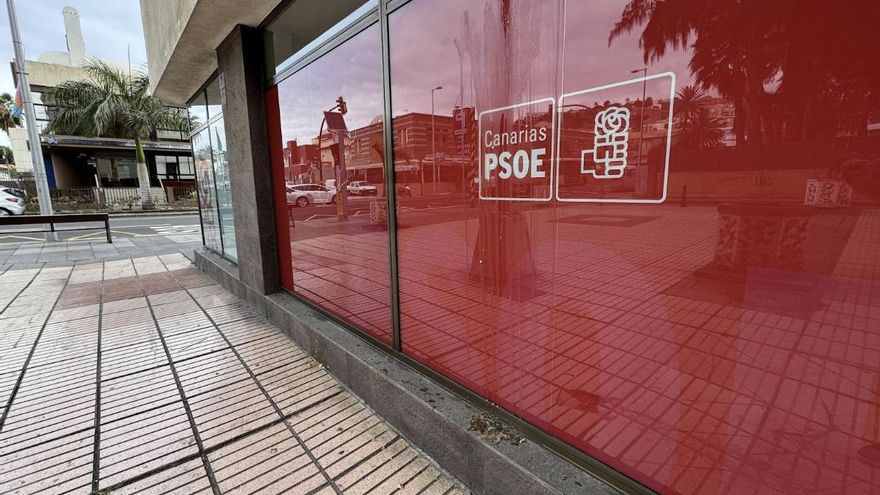 Unos desconocidos tiran huevos a una sede del PSOE en Canarias