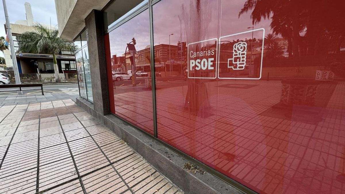Sede del PSOE en Las Palmas de Gran Canaria, con los huevos aún visibles en su fachada.