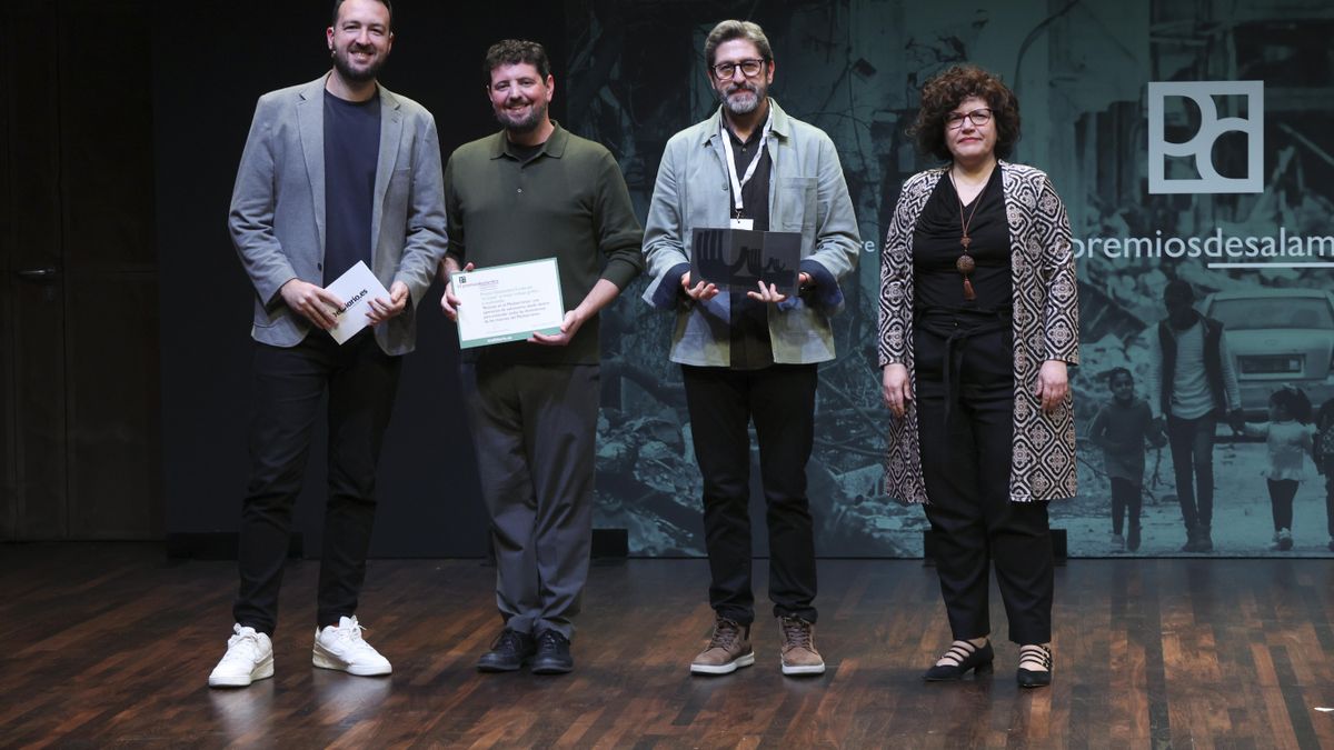 Juan Manuel Cuéllar Bermejo, subdirector de Lab de RTVE y César Peña Martínez, coordinador de Contenidos de Lab de RTVE y coordinador del proyecto ‘Rescate en el Mediterráneo’ recogen el premio al mejor trabajo gráfico o multimedia entregado por Isabel Fuentes, directora de CaixaForum
