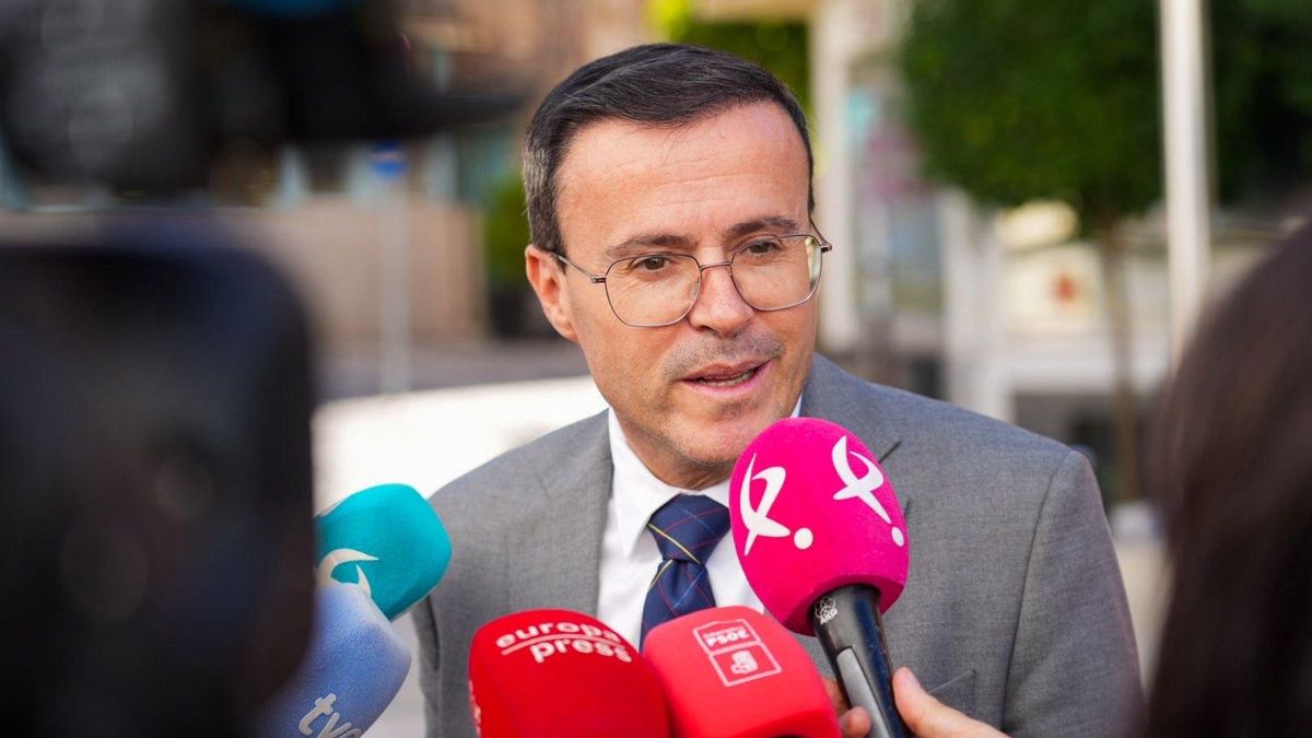 El secretario general del PSOE de Extremadura, Miguel Ángel Gallardo, atiende a los medios este jueves en Mérida