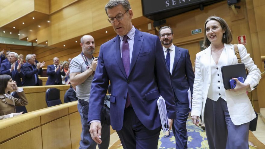 El líder del PP, Alberto Núñez Feijóo, el senador del PP Javier Maroto y la secretaria general del PP, Cuca Gamarra, a su llegada al Senado, a 25 de abril de 2023