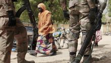Una mujer pasa delante de un puesto de control en Gwoza, Nigeria © AP Photo/Lekan Oyekanmi, File