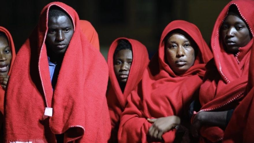 Un grupo de personas rescatadas por Salvamento Marítimo.