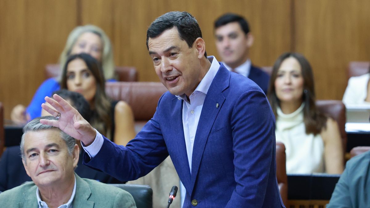 El presidente andaluz, Juan Manuel Moreno, en el Parlamento.