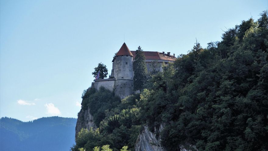 Construido sobre la cima de un acantilado a 130 metros de altura, este castillo esloveno aún conserva pasadizos, una torre románica y un puente levadizo