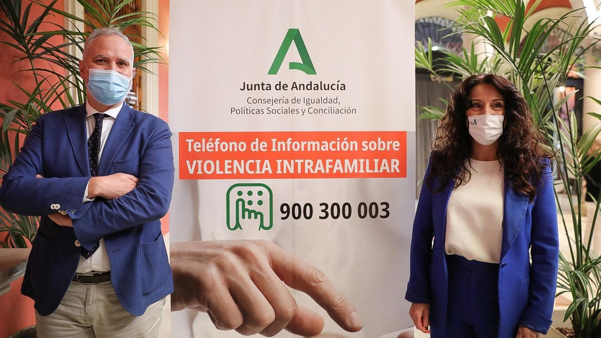 El director de la Agencia de Servicios Sociales, Víctor Bellido, y la consejera de Igualdad, Rocío Ruiz, este miércoles en la presentación del Teléfono de Atención a la Violencia Intrafamiliar.