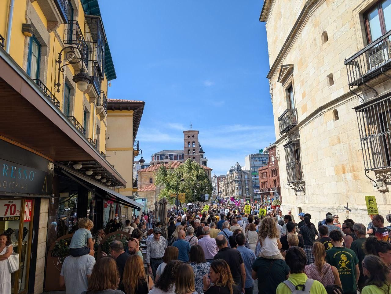 Protesta en León contra la gestión de la Junta de los incendios forestales de este verano.