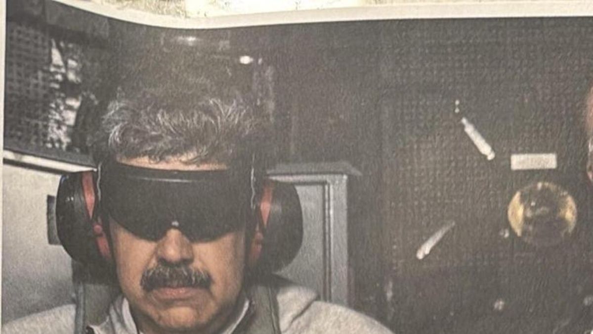 Fotografía tomada de la cuenta oficial @realDonaldTrump en Truth Social del presidente de Estados Unidos, Donald Trump, en la que se ve al presidente de Venezuela Nicolás Maduro, a bordo del USS Iowa Jima.