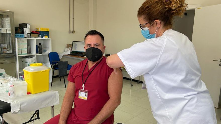 Intersindical Canaria alerta de que las Islas no alcanzarán "la inmunidad de rebaño antes de fin de año" con este ritmo de vacunación