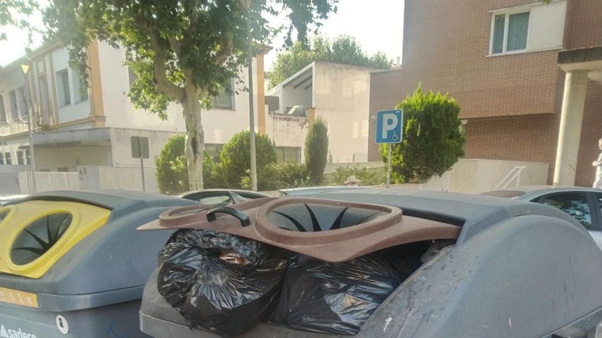 Las quejas e imágenes de la basura sin recoger se multiplican por la ciudad