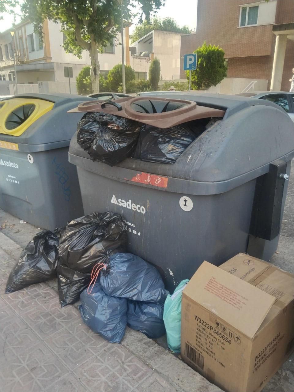 Las quejas e imágenes de la basura sin recoger se multiplican por la ciudad