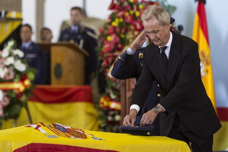El ministro de Defensa, Pedro Morenés, impuso a título póstumo la Cruz del Mérito Aeronáutico con distintivo amarillo a los cuatro militares del Ejército del Aire que fallecieron el pasado 19 de marzo al precipitarse un helicóptero al mar en aguas de Canarias. EFE/Ángel Medina G.