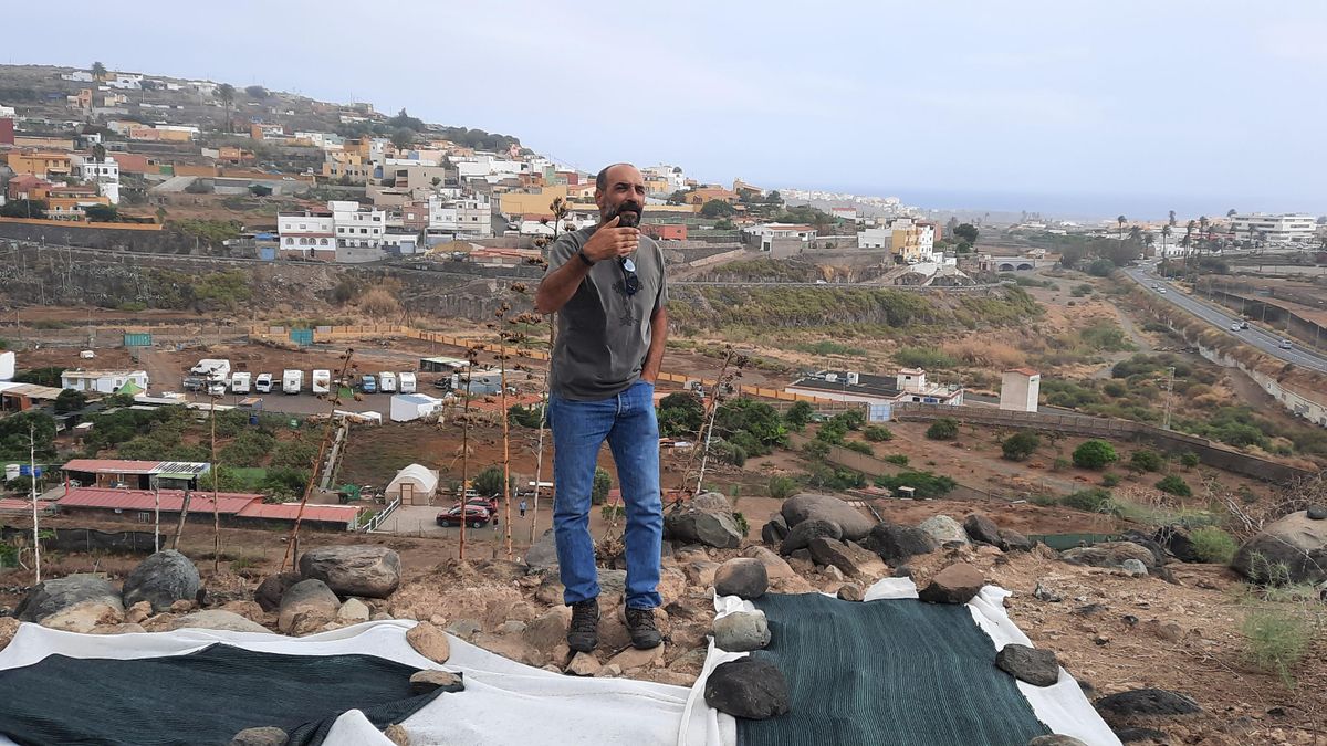 Vista desde el yacimiento. A la izquierda, barrios trogloditas de Caserones y Cendro, junto al “río” que describió Torriani; al fondo, junto al mar, yacimientos de La Restinga y Llanos de las Brujas. Al pie de Bentejuí, estructuras descubiertas en la excavación.
