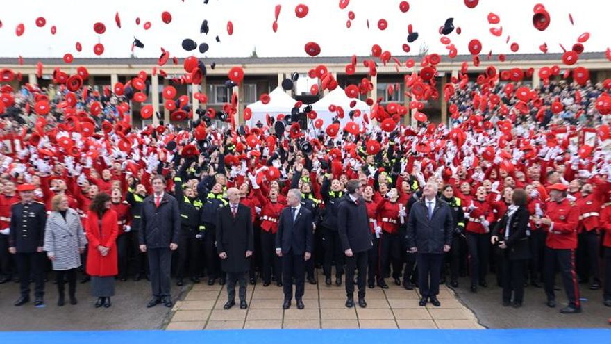 La txapela roja deja espacio a las gorras en la primera promoción conjunta de policías que se puede graduar en Euskadi