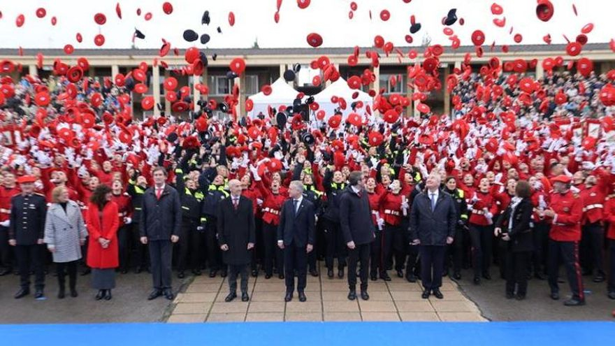 La txapela roja deja espacio a las gorras en la primera promoción conjunta de policías que se puede graduar en Euskadi