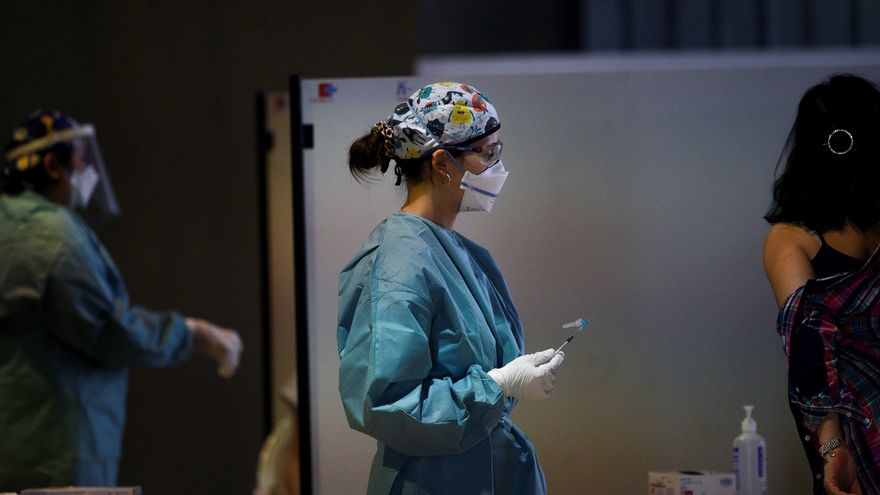 Personal sanitario en Santander durante la primera vacunación masiva de Cantabria. EFE/Pedro Puente Hoyos/Archivo