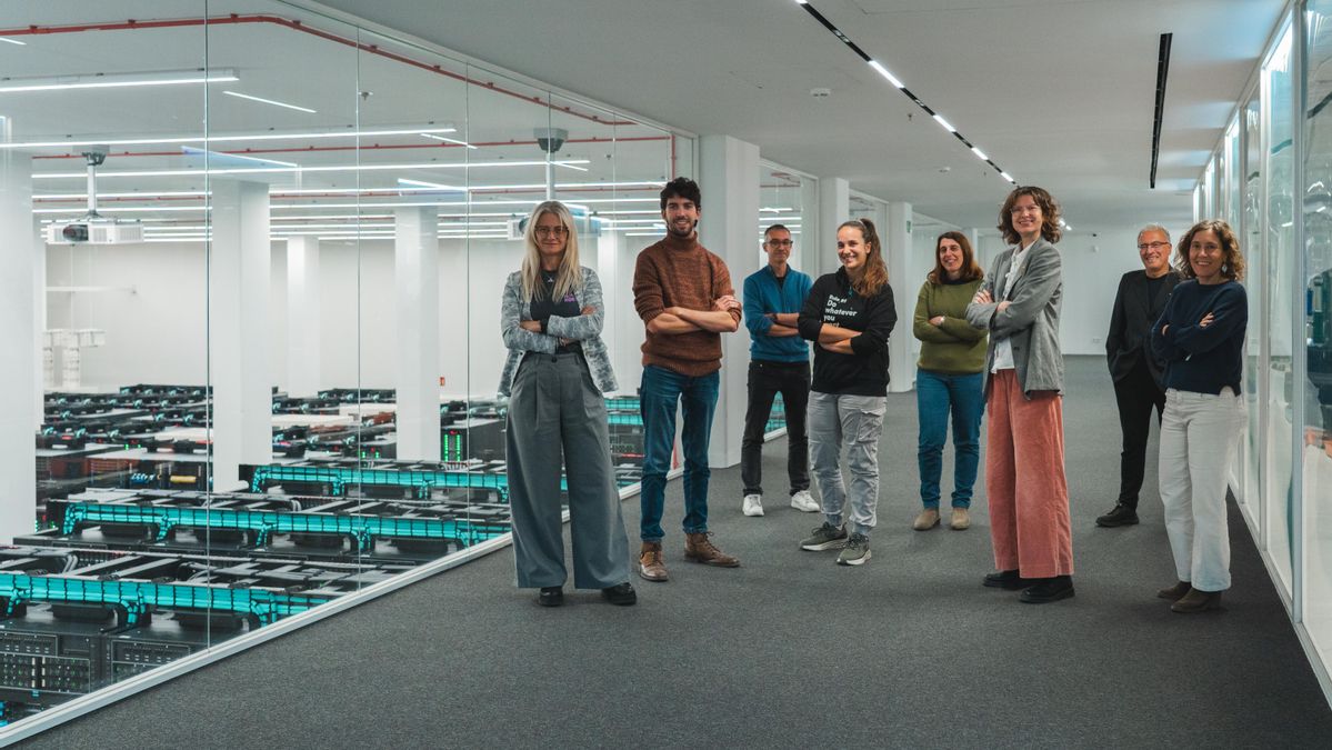 Los autores del estudio del CRG y el BSC en la sala del superordenador MareNostrum 5, que fue clave en el estudio.
