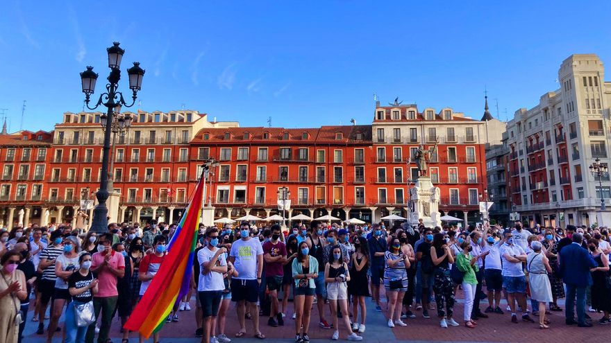 Cientos de personas en la Plaza Mayor de Valladolid.