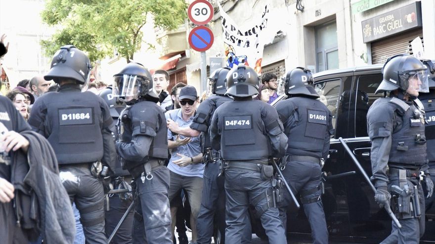 Cargas, un detenido y heridos en las protestas contra el desfile de Louis Vuitton en el Park Güell de Barcelona