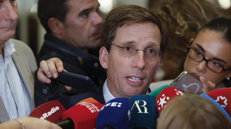 El alcalde de Madrid, José Luis Martínez Almeida, en declaraciones a los medios durante un desayuno informativo Fórum Europa.