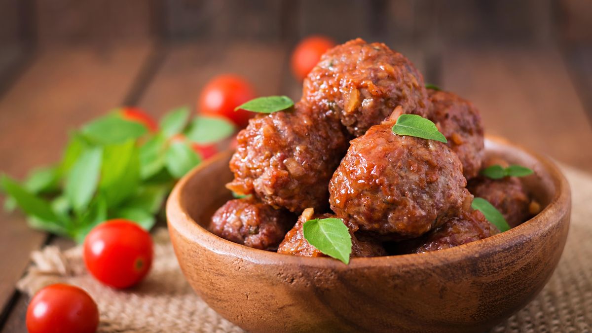 Salsa española, de tomate o de zanahoria: tres guarniciones perfectas para acompañar las albóndigas