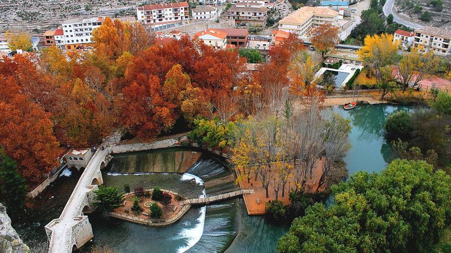 La piscina natural de Castilla-La Mancha que se encuentra a los pies de un castillo árabe