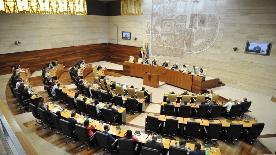La Asamblea afronta este miércoles el debate final de los presupuestos de Extremadura con más de 600 enmiendas de la oposición