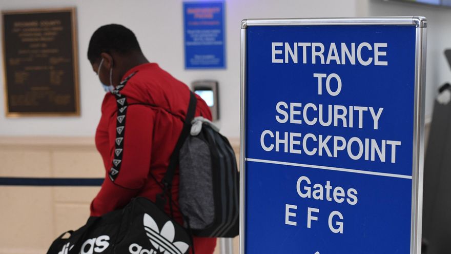 Turistas aterrizando en el aeropuerto JFK de Nueva York