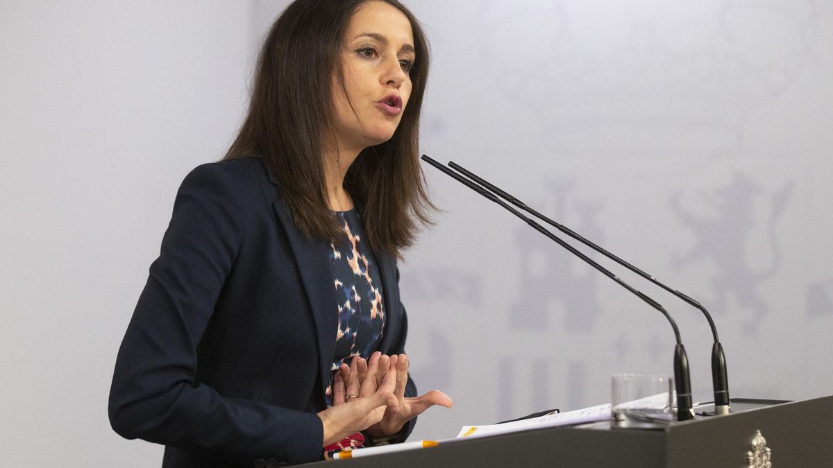 La presidenta de Ciudadanos, Inés Arrimadas, en rueda de prensa en el Palacio de la Moncloa tras reunirse con el presidente del Gobierno, Pedro Sánchez.