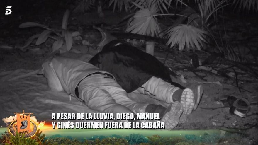 Diego, Ginés y Manuel duermen fuera de la cabaña