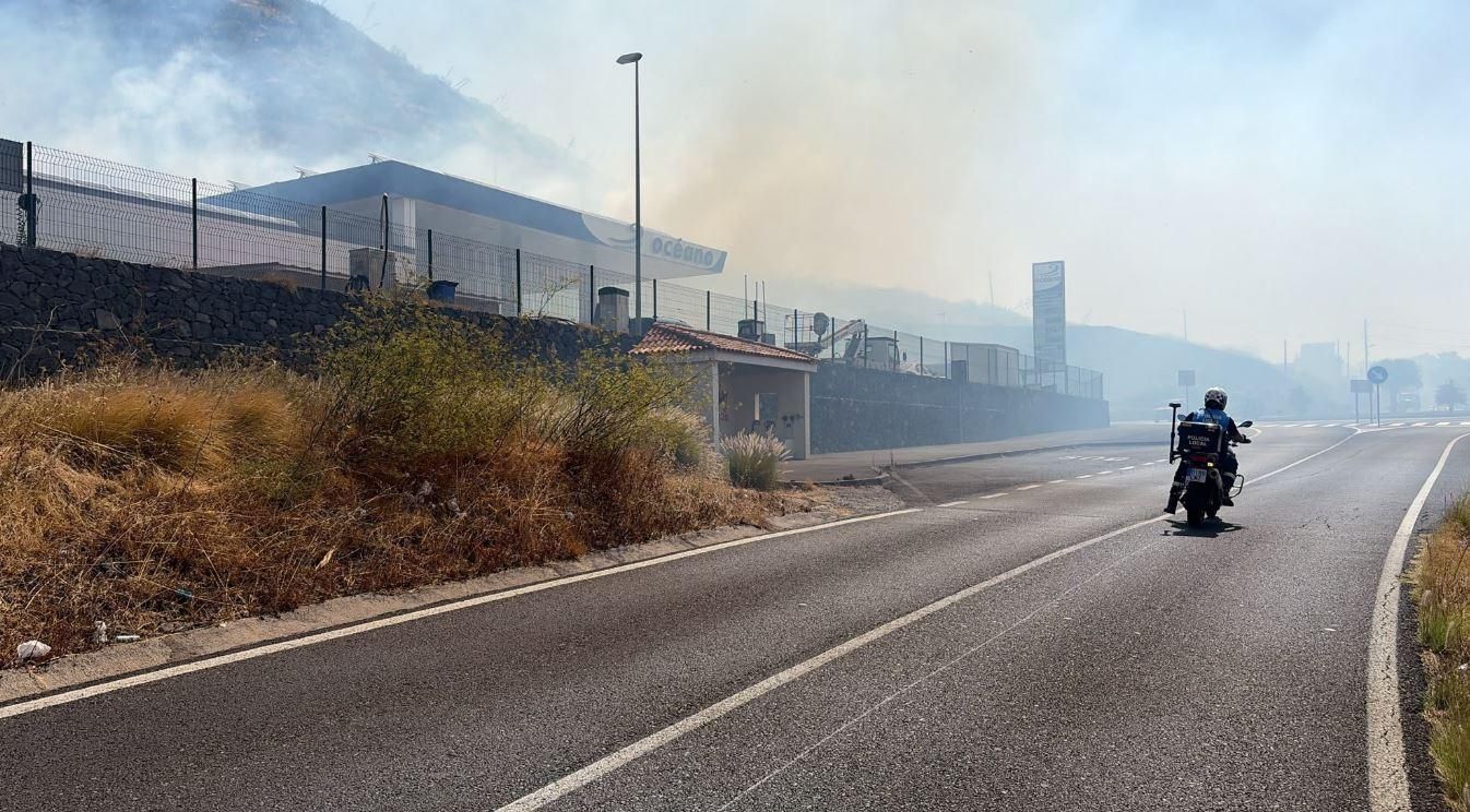 Conato incendio junto a la gasolinera de Valle de Tabares, en La Laguna.