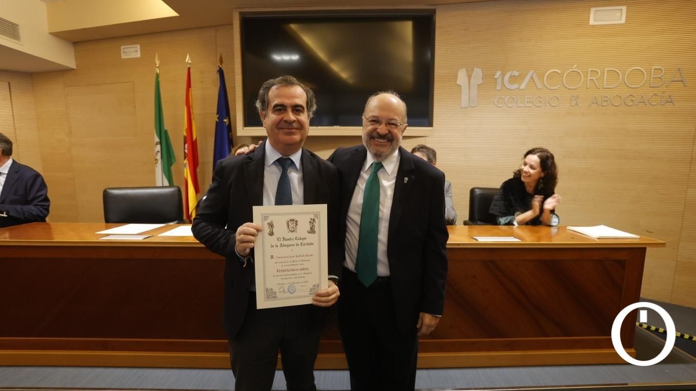 Entrega de diplomas a las personas colegiadas que cumple 50 y 25 años de abogacía.