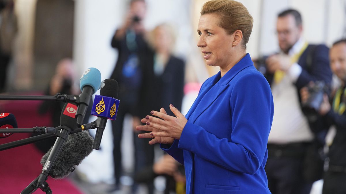 La primera ministra danesa, Mette Frederiksen, habla con los medios de comunicación al llegar al Castillo de Christiansborg en Copenhague, Dinamarca, el 1 de octubre de 2025, para una reunión informal de los jefes de estado y de gobierno de la UE. 